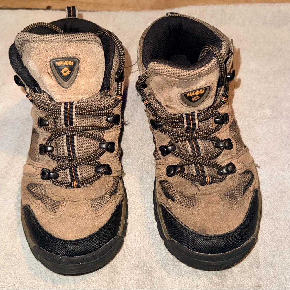 Nevados Kids' Brown and Black Outdoor Boots